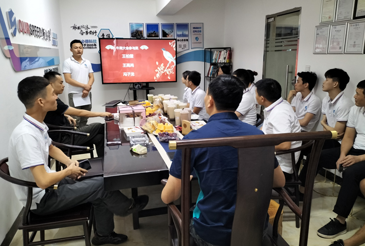 澳门人威尼斯3966科技召开9月份总结会暨生日会